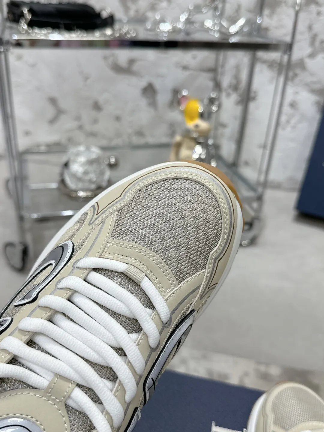 Men's men's shoes 💰600❤️❤️❤️High version Dior Dior's latest color matching B30 series reflective dad sneakers original 17380💰 purchased for development and production Brand new B30 sneakers Dad Shoes style shoes that follow the trend of the retro market The Dior logo on the tongue also indicates that this pair of shoes is the B30 model! B30 uses fine-textured leather and mesh cloth materials to form a shoe body. There are conspicuous letters CD on both sides of the shoe body to indicate identity. Many lines on the shoe body outline details to make the shoes look less monotonous and full of retro flavor. The delivery counter is exquisitely packaged🛍📦 ▪️Fabric: Original customized technical fabric + mesh ▪️Inner lining: Customized breathable lining ▪️Outsole: Original molded IP foam + TPU outsole ▪️Sole thickness: 3.5CM ▪️Size: Women’s size 35-40 / Men’s size 39-46